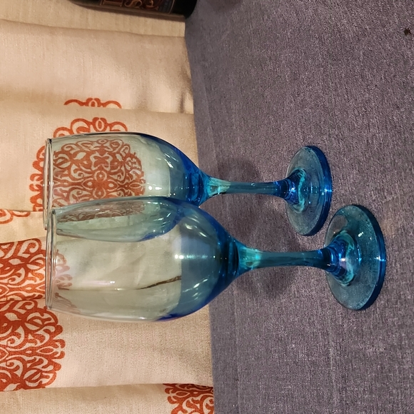 4 Blue Tinted Wine Glasses - Picture 2 of 6